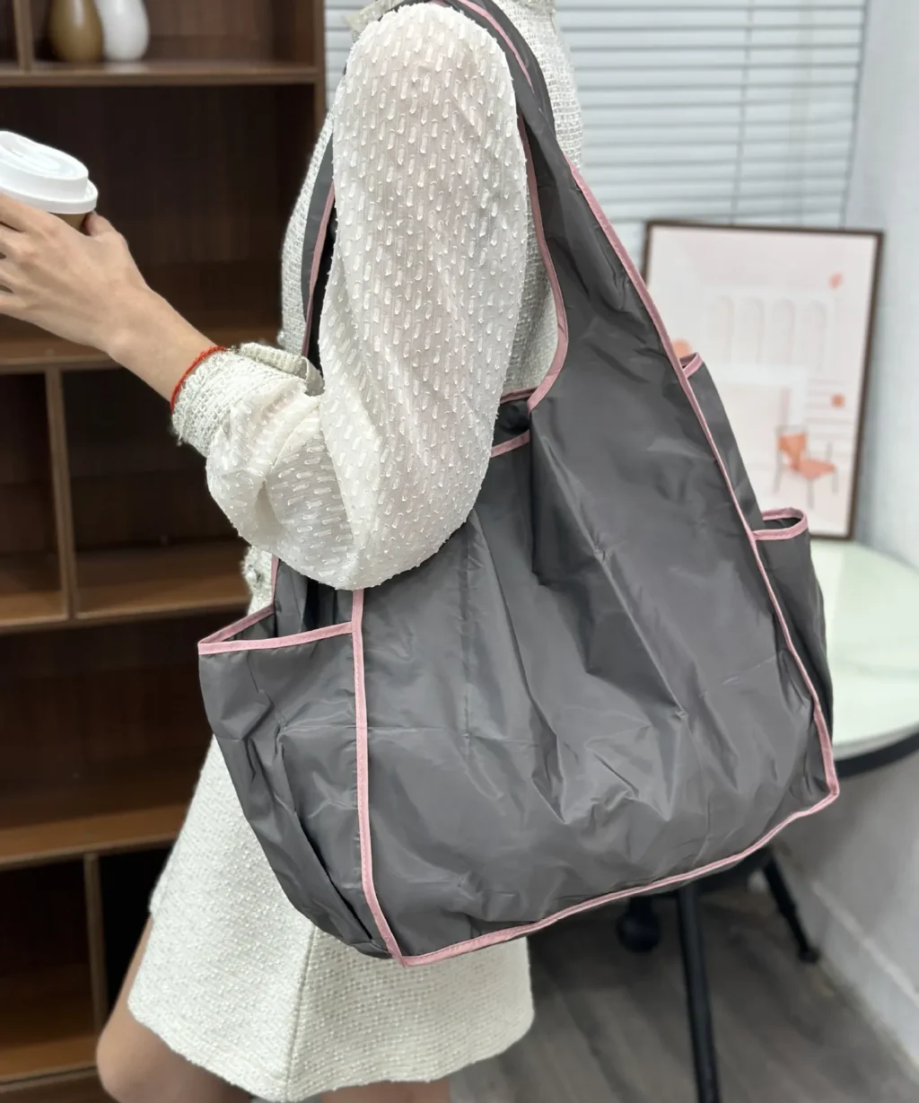 Packable Large Capacity Waterproof Polyester Tote Bags for Travel with Side Pockets